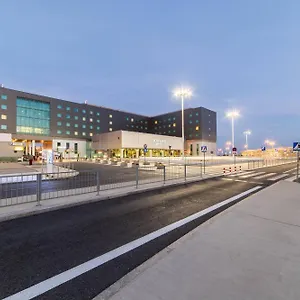 Courtyard By Marriott Airport Otel Varşova